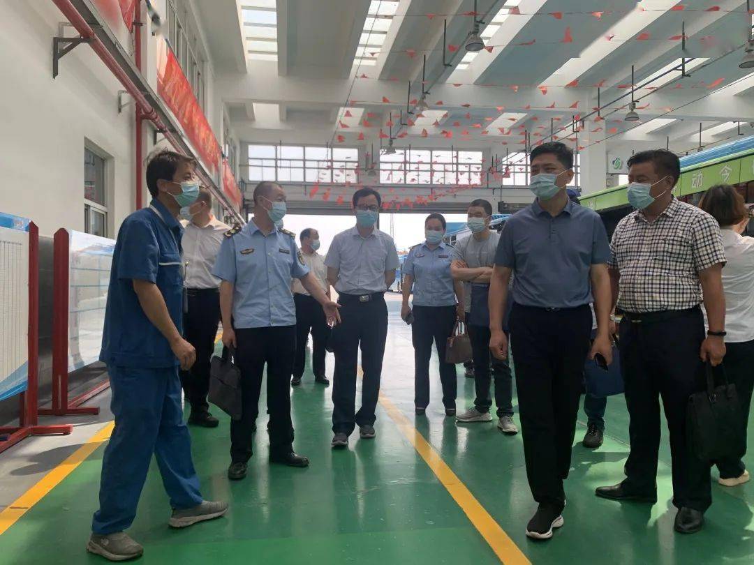 宜兴市交通运输局等单位领导到无锡公交集团参观交流