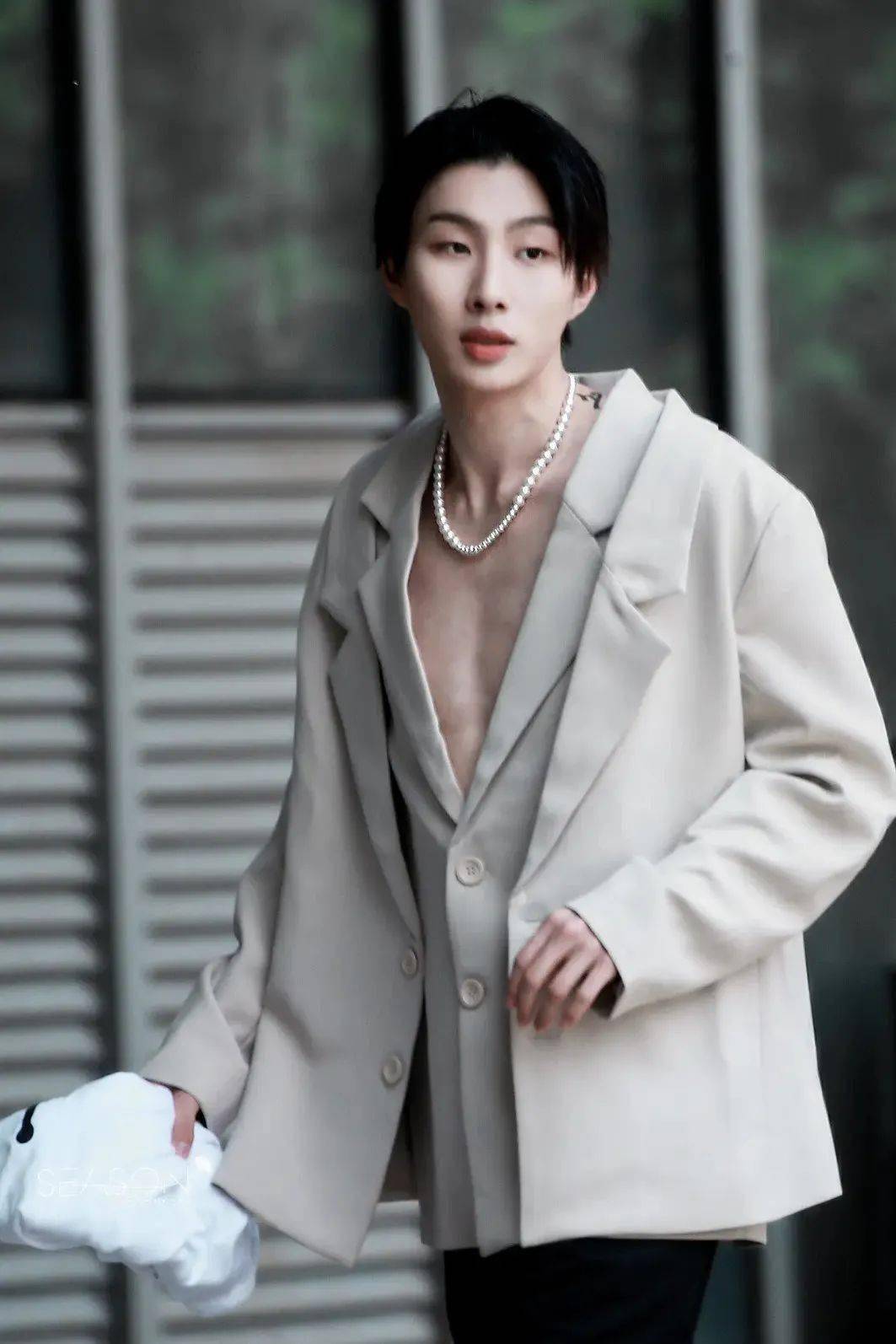 深v真空西装男星们坦胸露肌内卷了