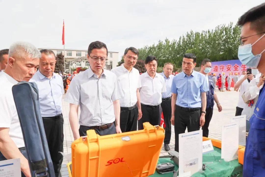 仪式结束后,陈望远,张军等一同参观了安全生产月宣传
