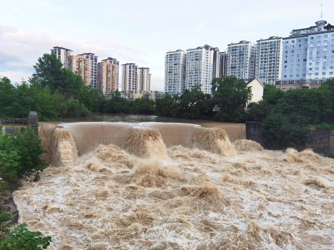 洪峰过境秀山人近期尽量别去河边