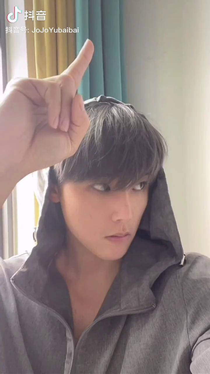 脸和身材虽然是互不亏欠但也算毫不相干腹肌小哥哥可狼可奶氛围感
