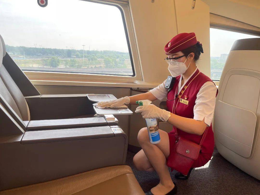 北京客运段在部分高铁列车开展端午节送祝福活动,乘务员小姐姐带着