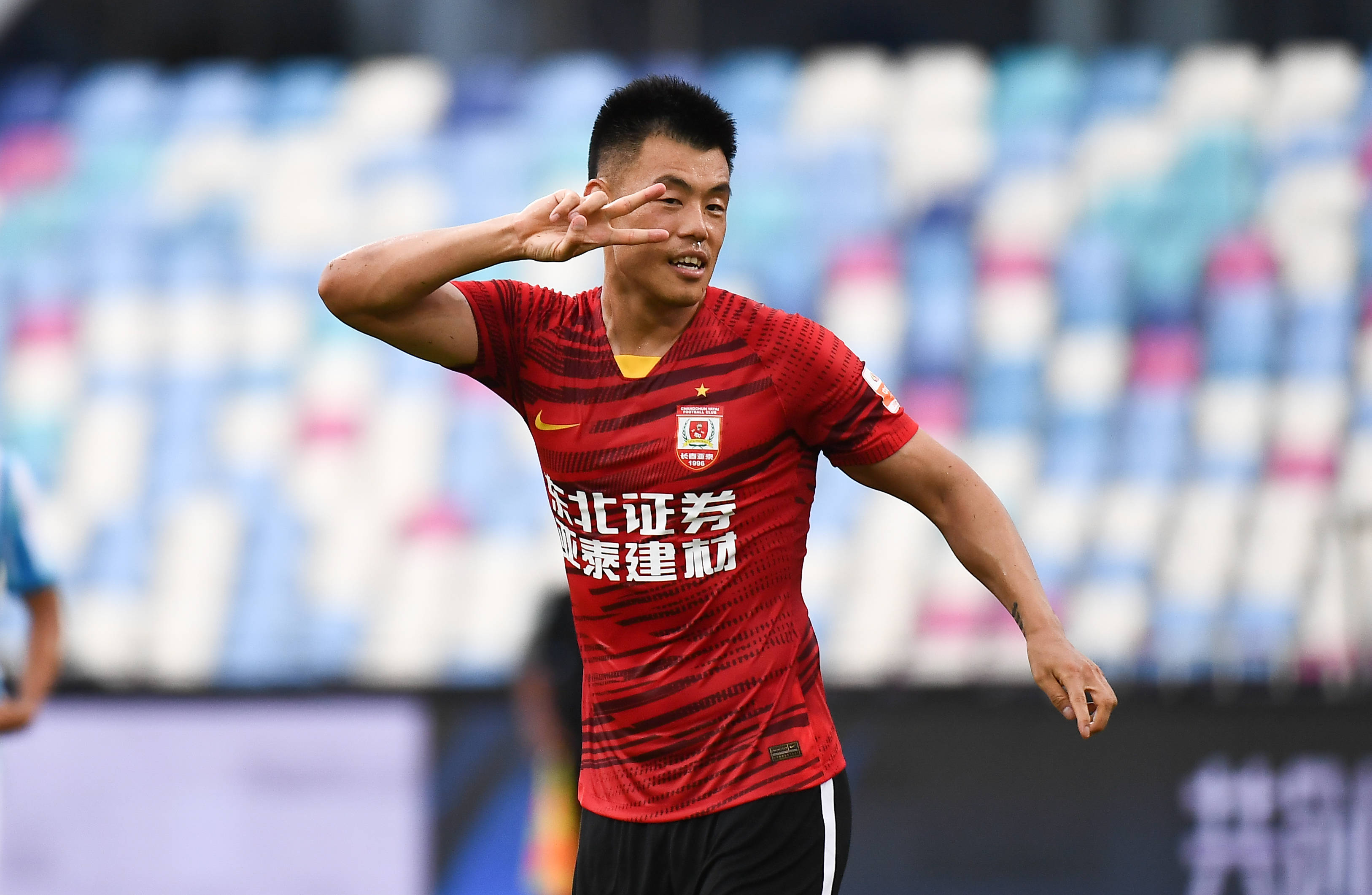 足球中超长春亚泰对阵广州城