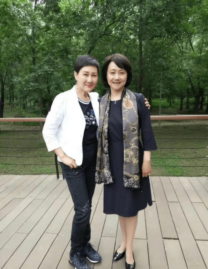 八一厂"厂花"黄梅莹与张凯丽合影,穿着时髦,看不出相差12岁_女人_年龄
