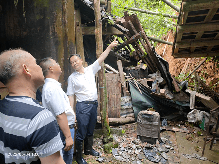 微洪江丨谢景良带队督查指导雪峰镇防汛抗灾工作