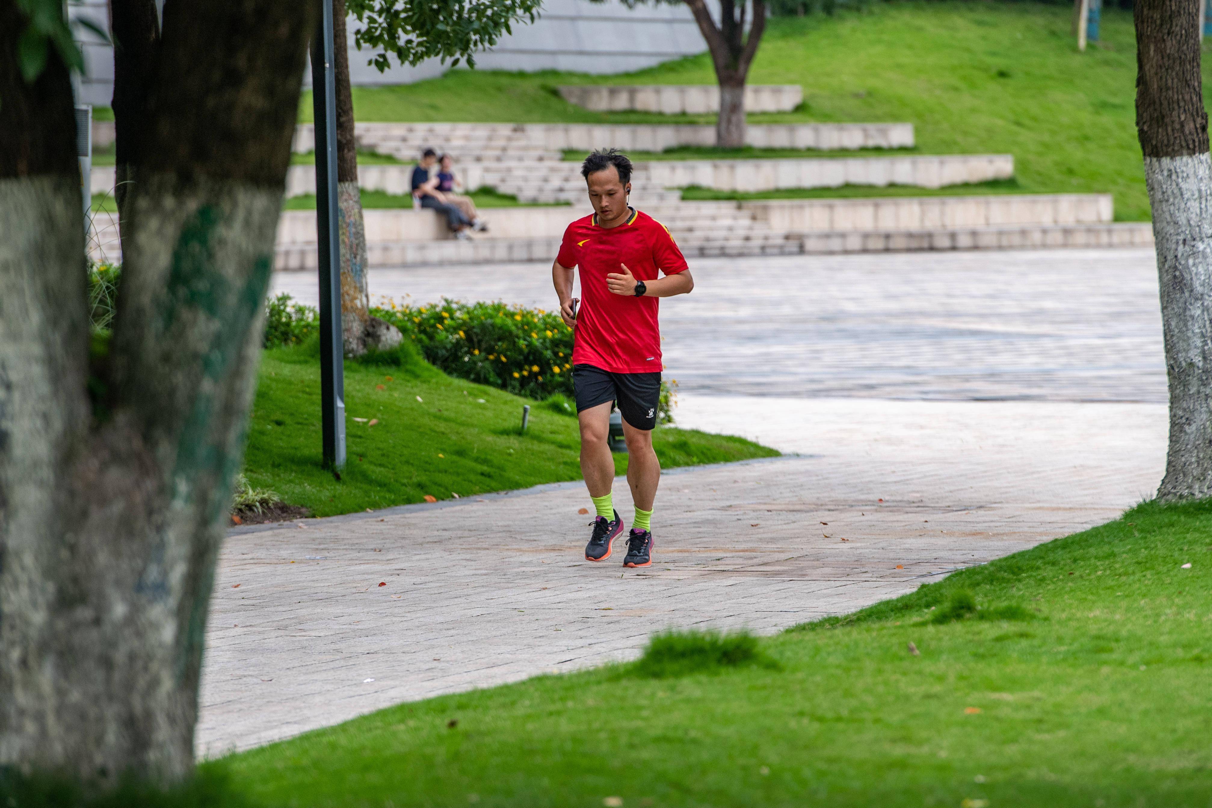 年6月5日重庆:两江环碧 城绿景美6月4日,一位市民在重庆滨江公园跑步