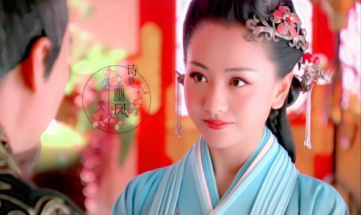 云中歌中,霍成君每个造型都配一种鬓边钗,凤凰流苏金叶子都吸睛