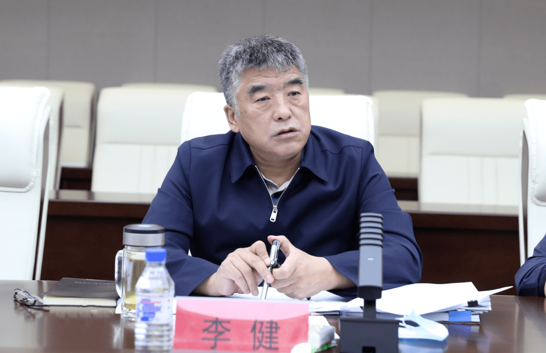 6月5日,净月高新区党工委书记李健主持召开区党工委理论中心组集体