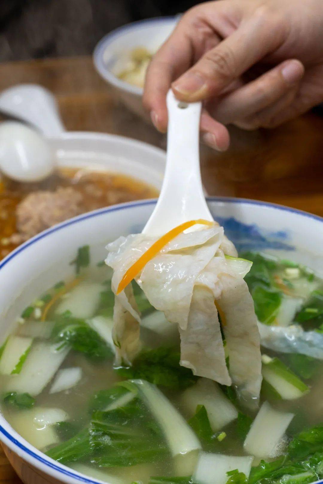 在传统敲鱼汤的基础上还加了肉燕,鱼汤清淡却不失鲜味,敲鱼片润滑,香