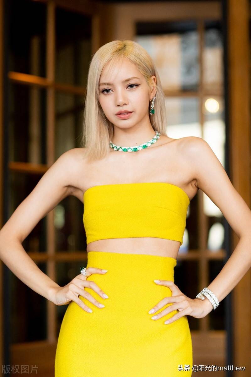 blackpink成员lisa在巴黎参加宝格丽活动黄色长裙身材尽显