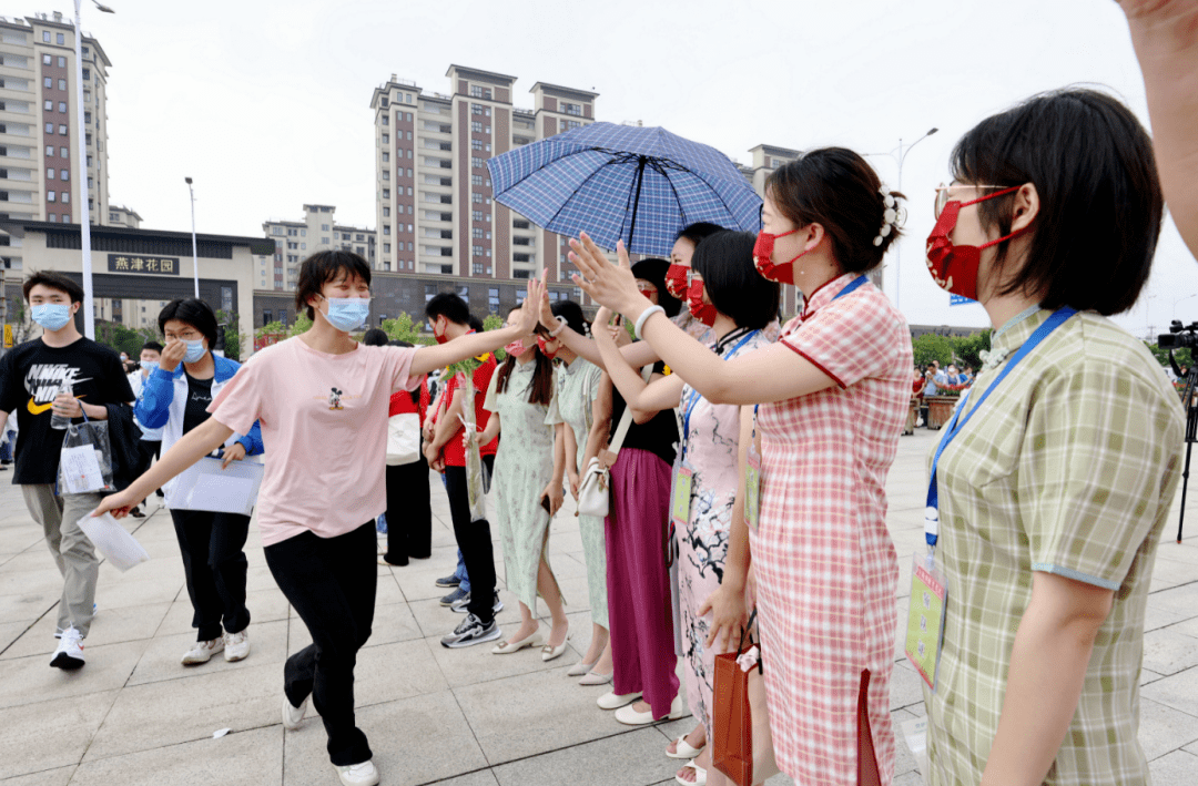 看,宣城考场外的这些"神装备"~~_高考_高鹏_考点