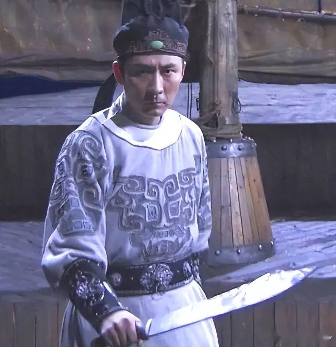 到寒光寺大战虺文忠,再到船上大战铁手团高手,链子刀数次帮助李元芳