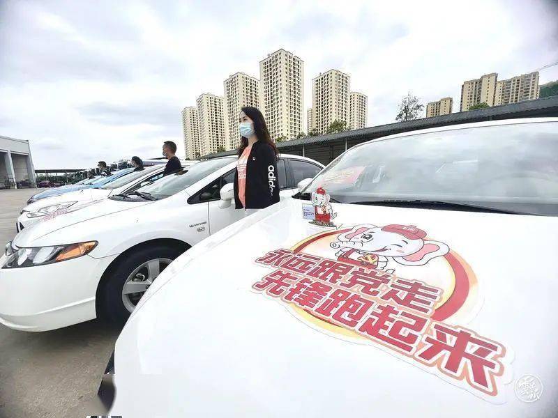 玉溪市红塔区两百余名司机志愿提供爱心送考服务_考生_活动_出租车