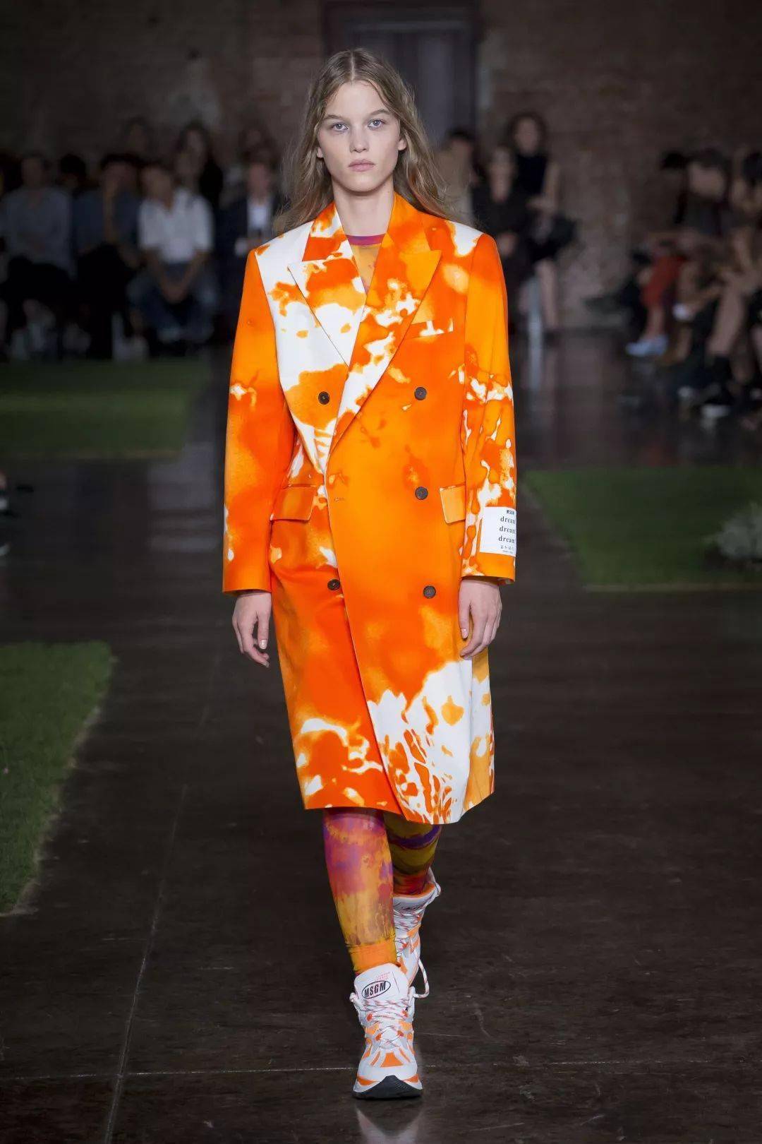 扎染后的织物既有浑厚的朴实美,又有流动的现代美.