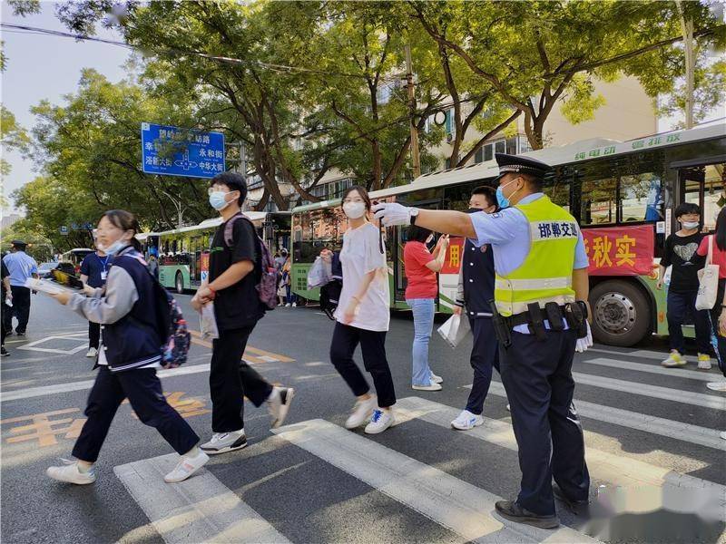 河北邯鄲交巡警對高考考點周邊道路實行交通管控