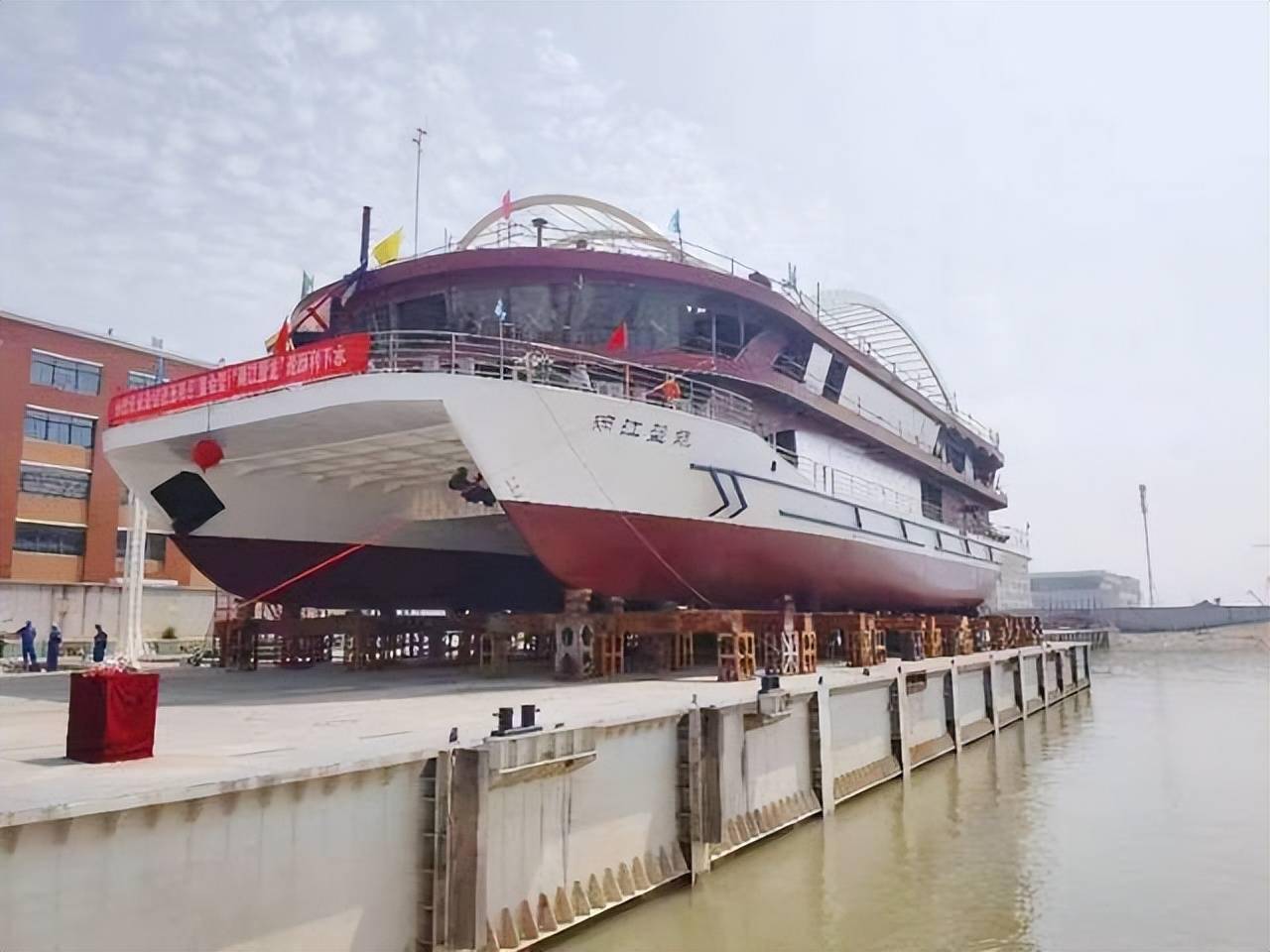 两江盘龙号下水夜游长江再添新船