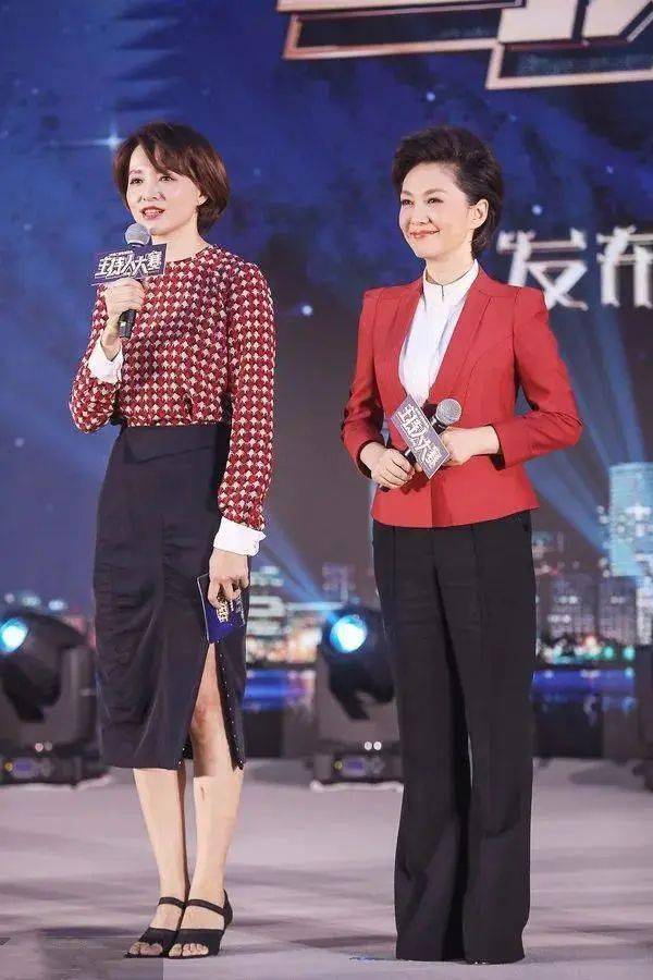 50岁的海霞气场真强,站姿笔直端庄自信,董卿跟她真不是一级别!