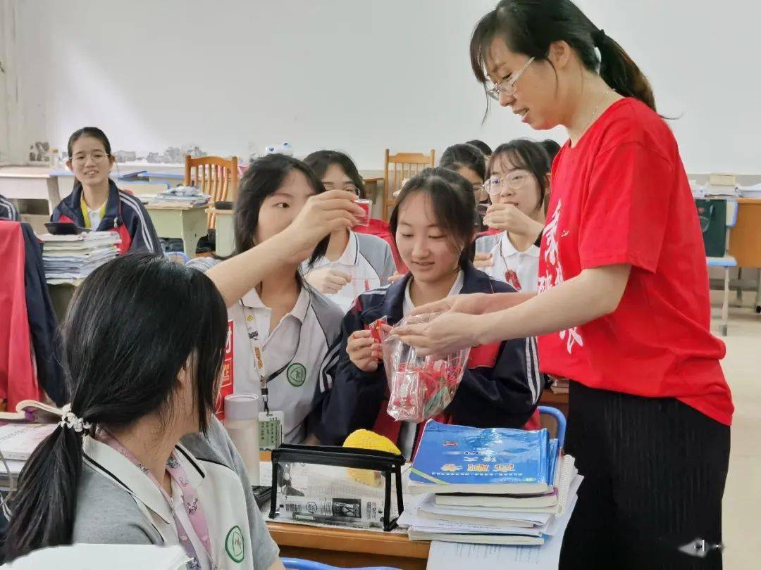 萧山一职为高三学子送最红的苹果最好的祝福