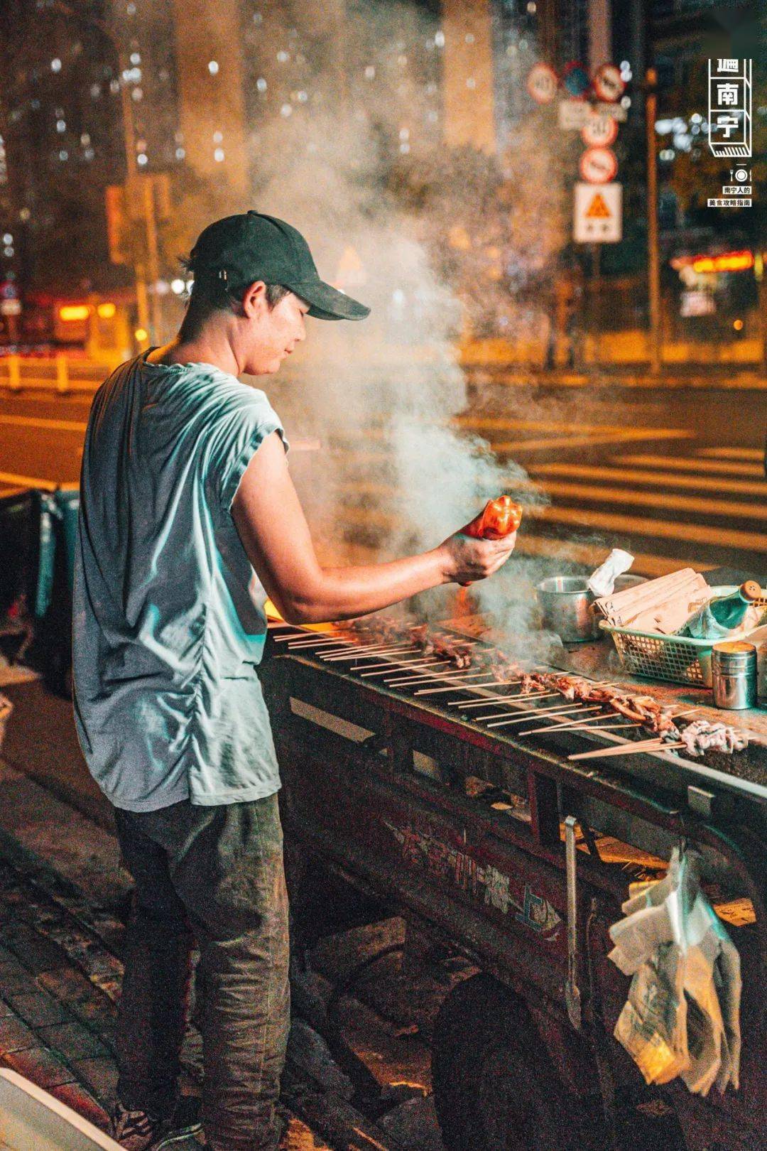 每天晚上七点到九点之间才出摊一辆三轮车上面搭起简陋的烤炉旁边支着