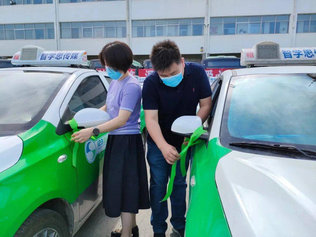 启动仪式现场,出租车司机裴育首先代表全体爱心司机宣读"爱心助考"