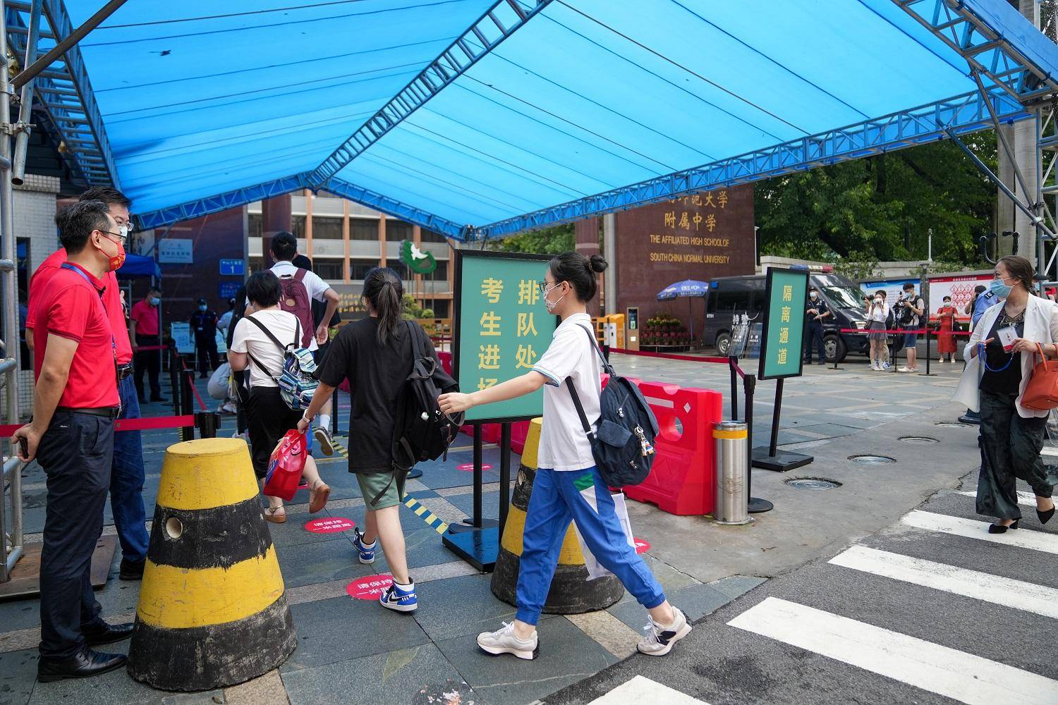 「海报 视频」直击广州高考考点:向上吧,少年_考场_考生_家长