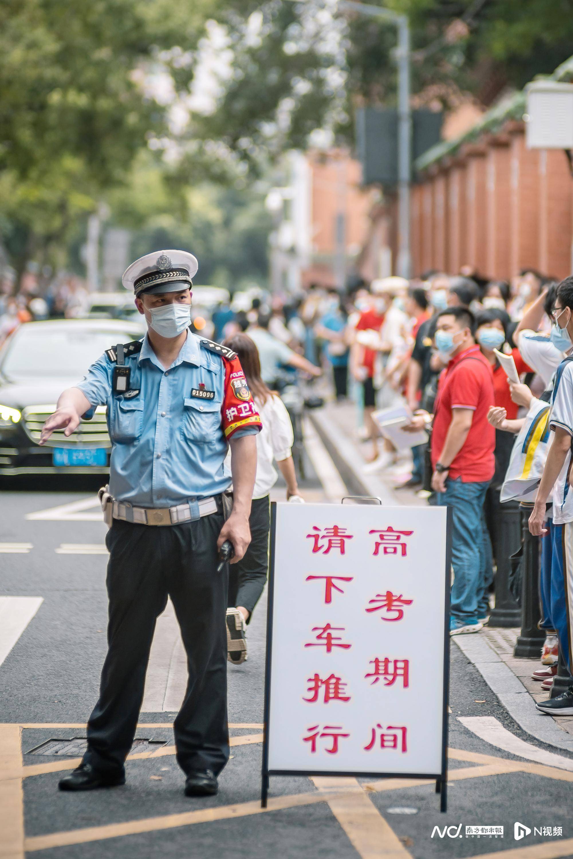 现场:暖心瞬间,广州交警出动3648名警力护航高考_南都_考点_服务