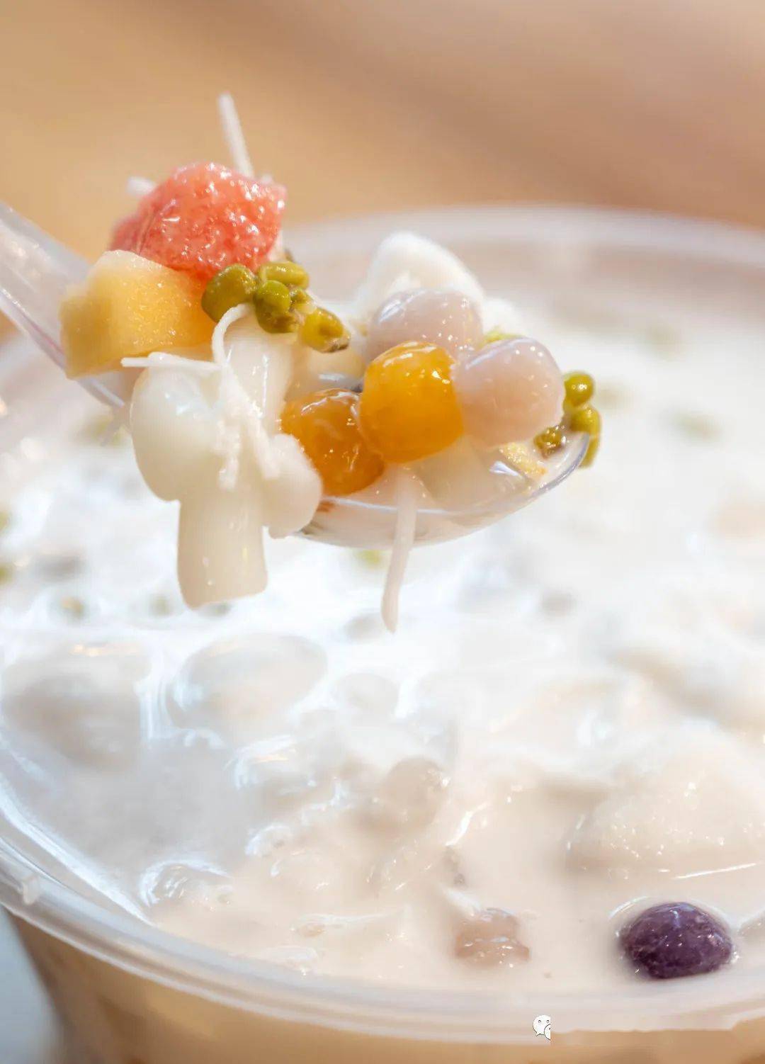 海南清补凉,椰子是主角,用椰子水或椰奶冰沙打底,加入空心粉,红豆