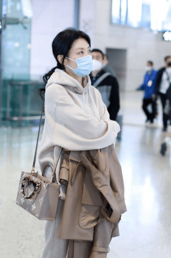 54岁周涛才是真扮嫩高手穿米色卫衣减龄还高级素颜也很有气质