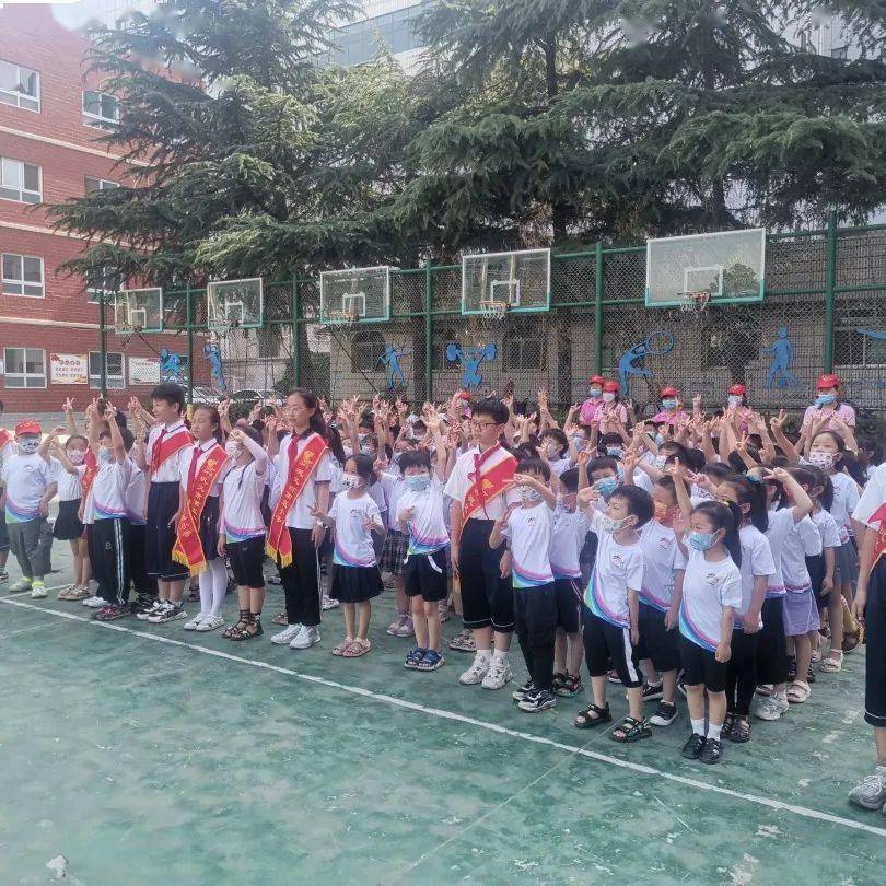 在老师的带领下,孩子们穿着整齐的校服,排着整齐的队伍,有序来到五小
