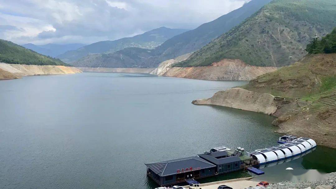 沿着蜿蜒盘旋的公路,记者驱车来到了南涧县小湾东镇刚开业的云上小湾