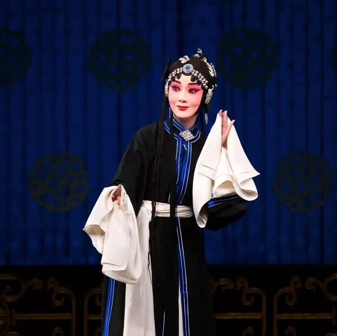 【戏曲大观】青衣为何被称为“旦行之首”_褶子_京剧_表演
