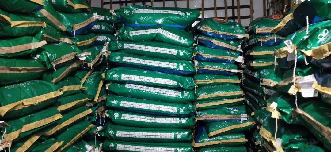 金老板库房中堆放的天邦饲料选择优质饲料,才能营养全面,体质好,不易