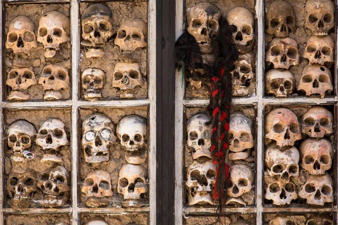 有保留死者头骨的习俗,他们把成千上百的骷髅整齐地垒成一堵堵骷髅墙