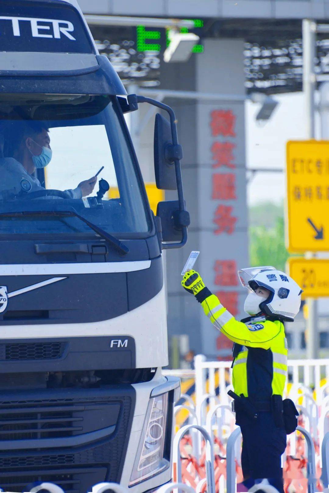 寻找最美洛阳交警铁骑人