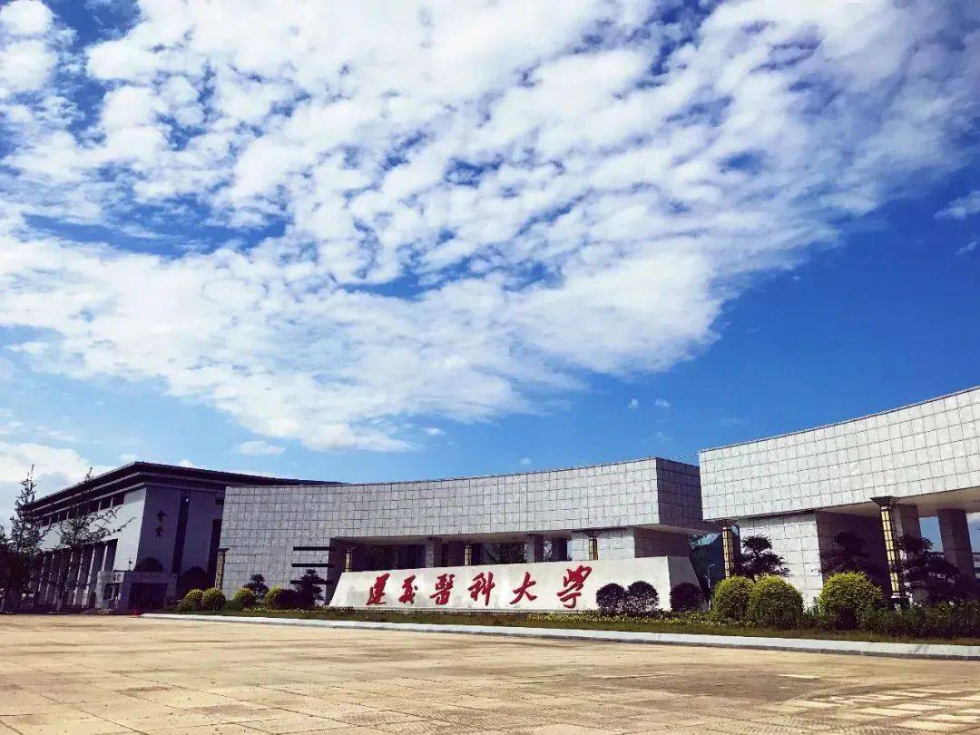 遵义医科大学珠海校区03/ soho zhuhai宿舍的标配四人间,上床下桌