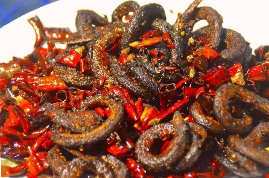 此菜选料考究,做工精细,选用野生黄鳝,鳝鱼颜色呈黑褐色,加上红辣椒