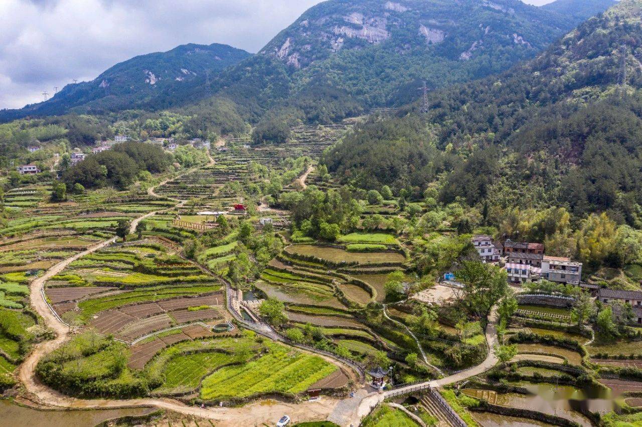 摄影欣赏:《雨后吊桥沟:溯溪登临揽苍翠,飞瀑奇石景幽然》_麻城市