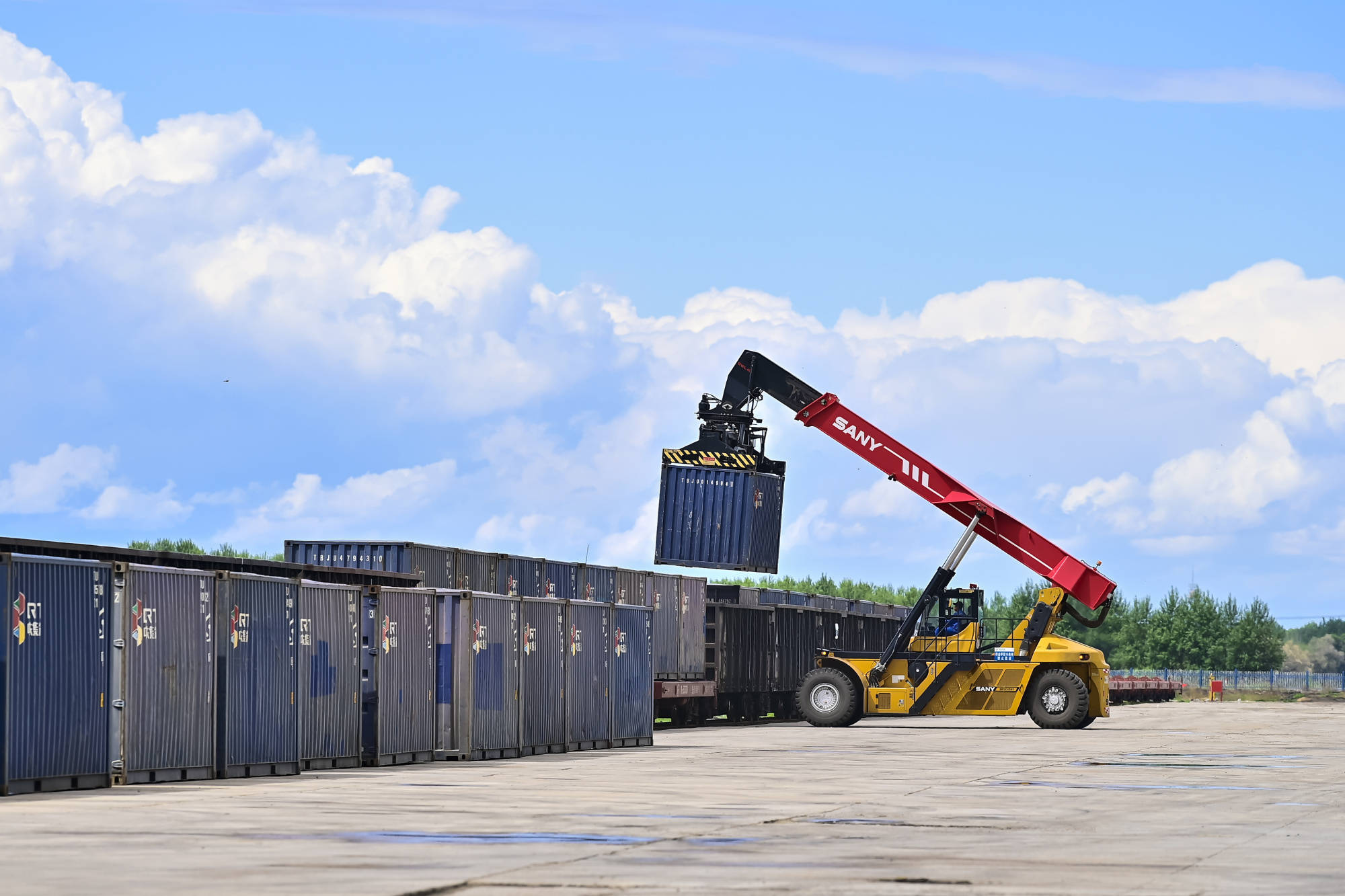 铁路累计100天日装车破万 前5月发送货物突破8800万吨_货运_企业_运输