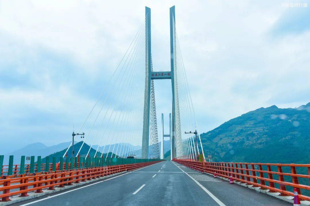 中國最美公路北盤江大橋架在雲端的世界第一高橋