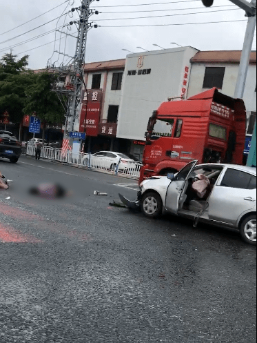 揭阳埔田一路口发生车祸,老人当场盖布被殡仪车载走_摩托车_朋友_轿车