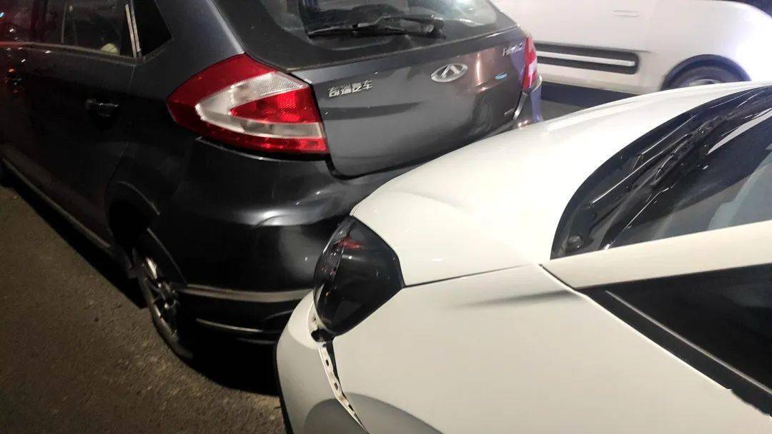 车追尾3号车)8时20分左右,莲花山隧道内往柳东方向又发生6车追尾事故