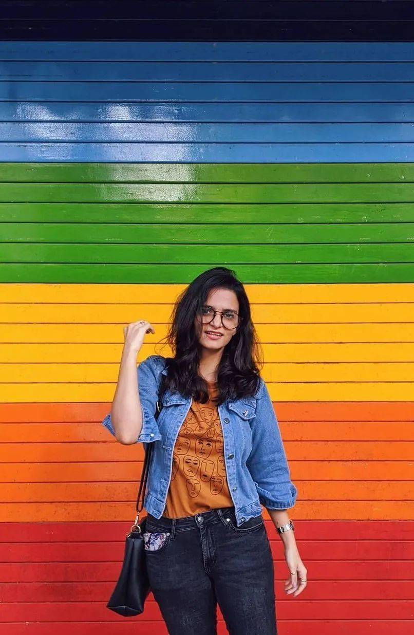 当她掀开裙子露出大腿,被惊艳到了_natasha_艺术_生活