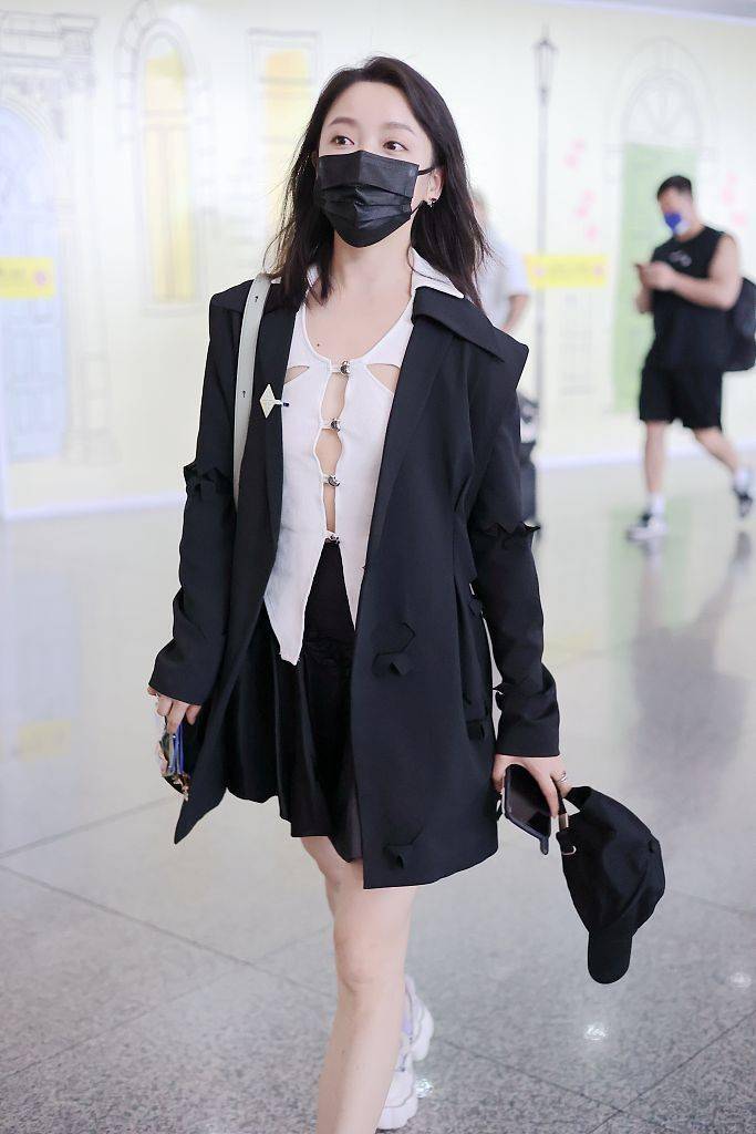 姜贞羽穿黑色短裙现身机场 黑西装白色镂空内搭设计感十足