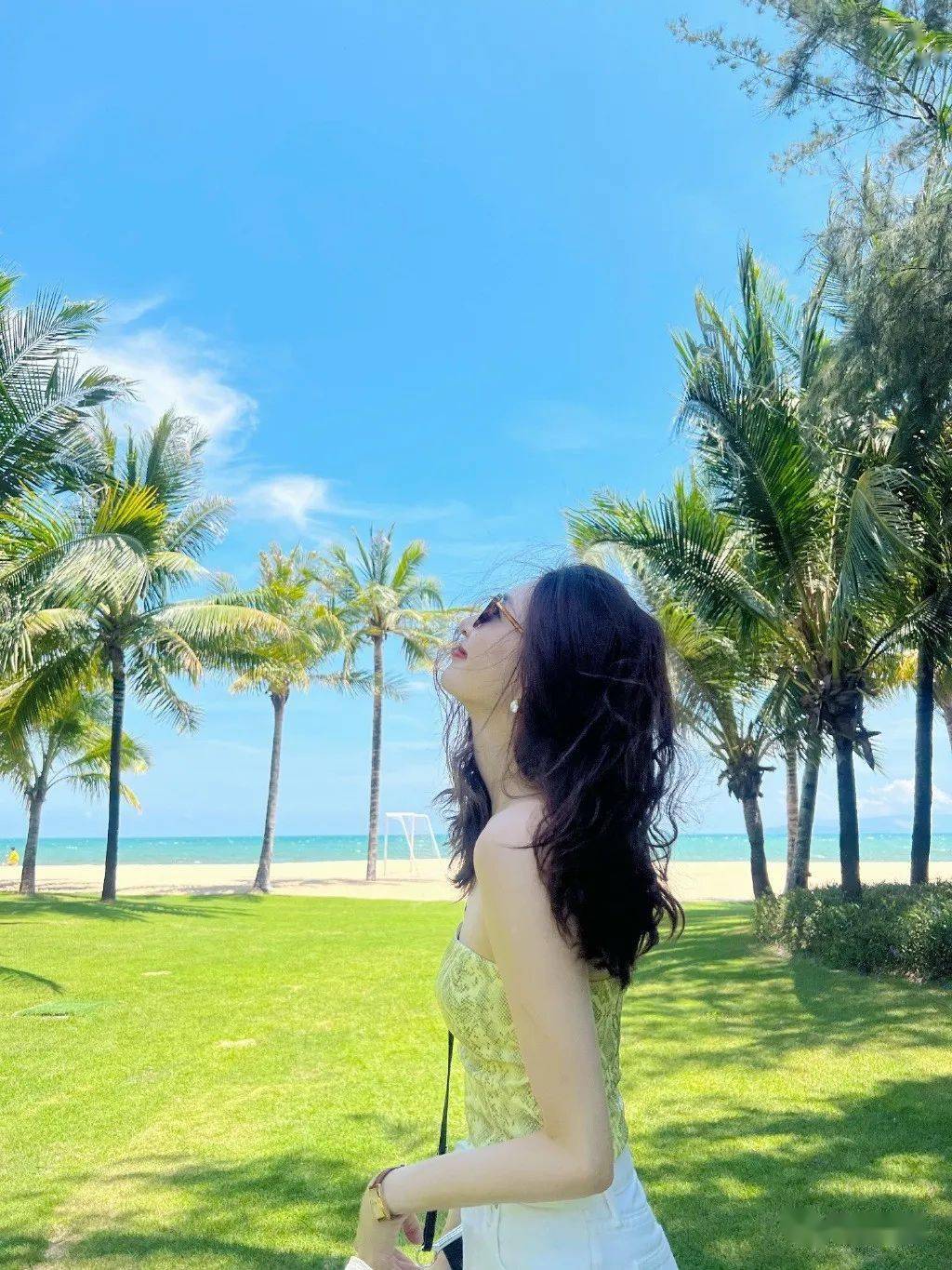 江疏影晒海边随拍长腿惹人羡