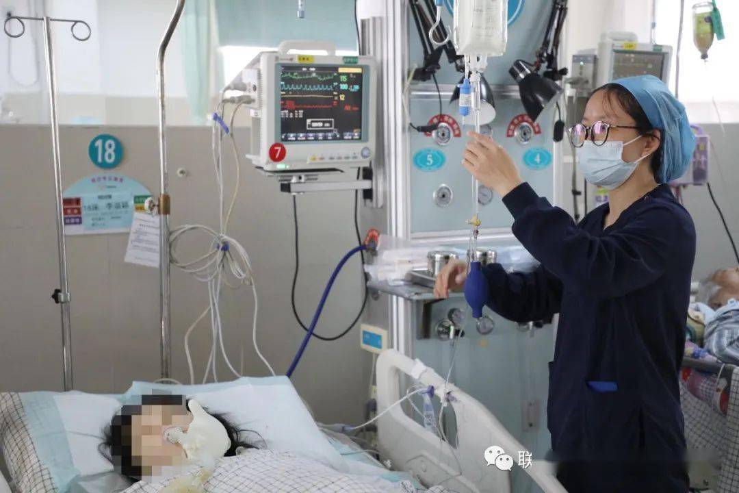 输血科,重症监护室,血液肿瘤科等多学科组成救治团队,迅速展开抢救