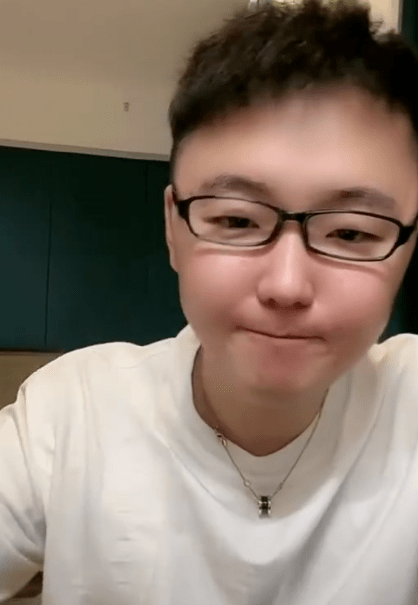 样哥直言自己被网络淘汰了高纯熙开播委屈痛哭直言曾多次有过自s念头