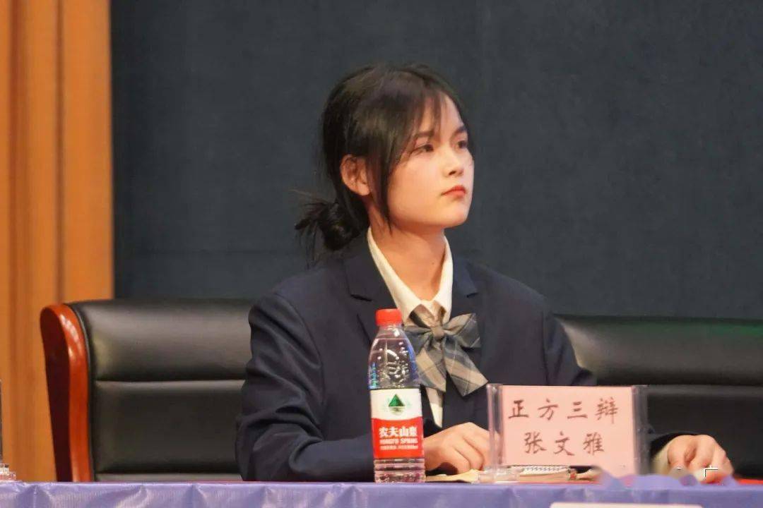 做出来精彩点评评委许菲老师从辩题深度老师点评本场比赛现场气氛活跃