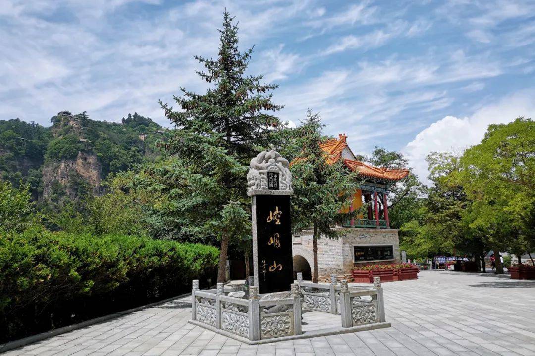 环西部火车游崆峒号列车首发崆峒山景区迎来旅游团第一批客人