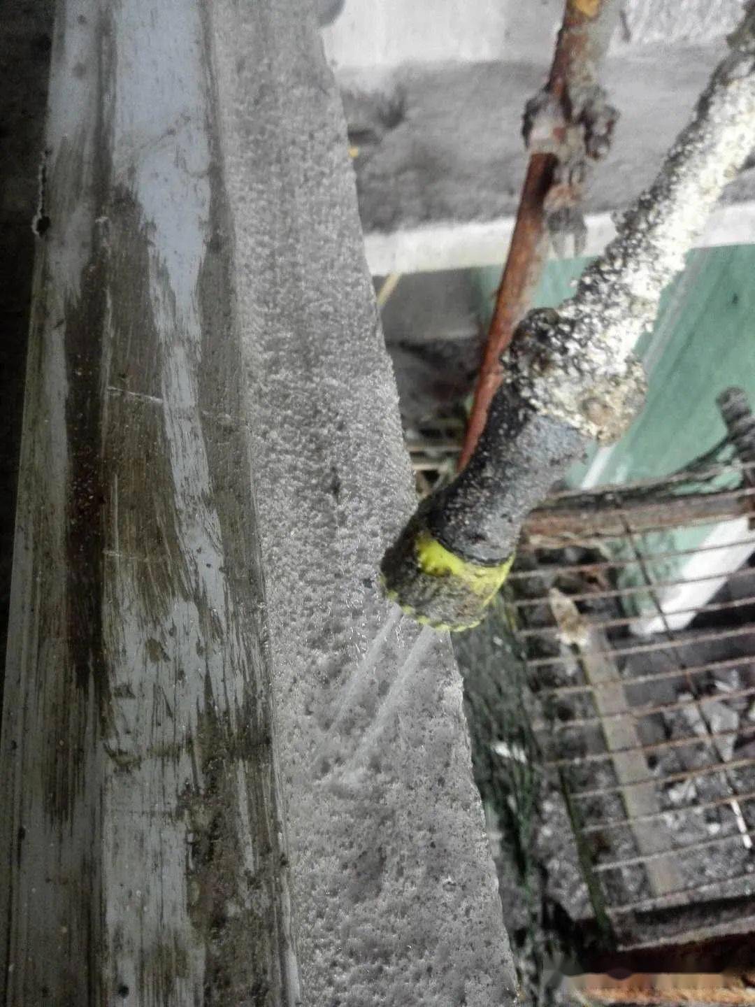 2:0.05)来替代传统砂浆塞缝,达到一定强度