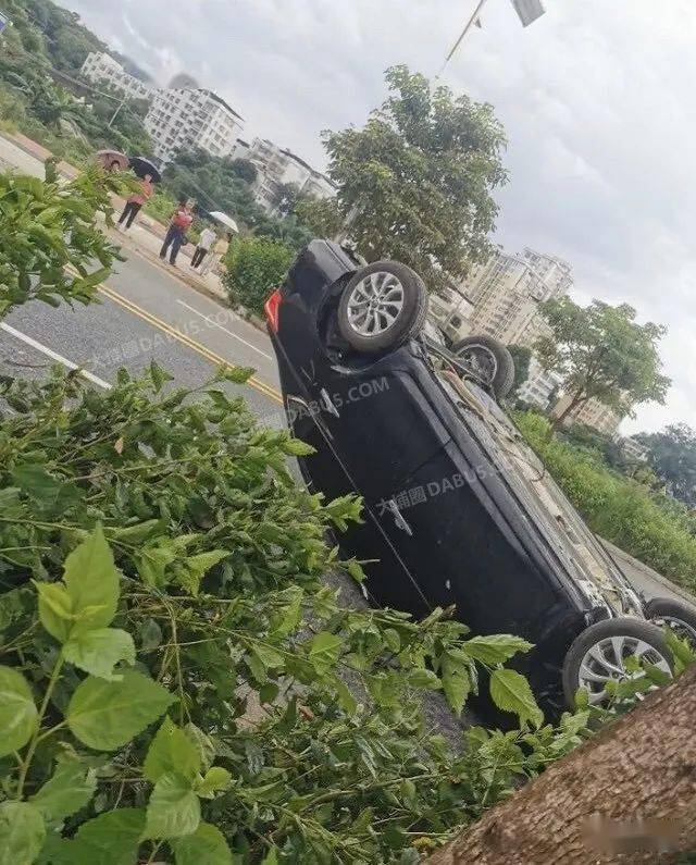 大埔车祸!小车"四脚朝天".